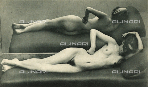 AVQ-A-000438-0052 - Nudo femminile disteso su dormeuse davanti ad uno specchio - Data dello scatto: 1925 ca. - Archivi Alinari, Firenze