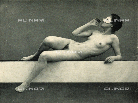 AVQ-A-000438-0055 - Nudo femminile con maschera sul volto - Data dello scatto: 1925 ca. - Archivi Alinari, Firenze