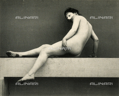 AVQ-A-000438-0056 - Nudo femminile seduto con maschera sul volto - Data dello scatto: 1925 ca. - Archivi Alinari, Firenze