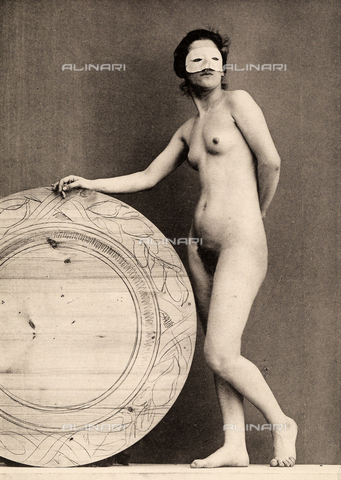 AVQ-A-000438-0072 - Nudo femminile in posa con un bozzetto di cornice e maschera sul volto - Data dello scatto: 1925 ca. - Archivi Alinari, Firenze