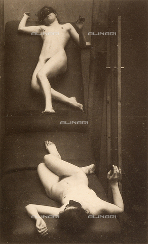 AVQ-A-000438-0075 - Nudo femminile disteso davanti ad uno specchio - Data dello scatto: 1925 ca. - Archivi Alinari, Firenze