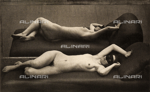 AVQ-A-000438-0076 - Nudo femminile disteso su divano davanti ad uno specchio - Data dello scatto: 1925 ca. - Archivi Alinari, Firenze