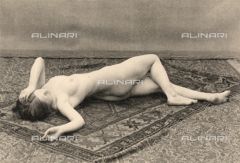 AVQ-A-000438-0077 - Nudo femminile disteso sul tapetto - Data dello scatto: 1925 ca. - Archivi Alinari, Firenze