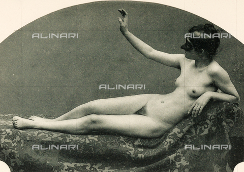 AVQ-A-000438-0083 - Nudo femminile con maschera - Data dello scatto: 1925 ca. - Archivi Alinari, Firenze