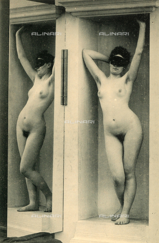 AVQ-A-000438-0085 - Nudo femminile con maschera davanti ad uno specchio - Data dello scatto: 1925 ca. - Archivi Alinari, Firenze