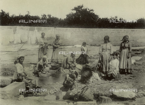 AVQ-A-000548-0003 - Washerwomen at the river, Palermo - Date of photography: 1890 ca. - Alinari Archives, Florence