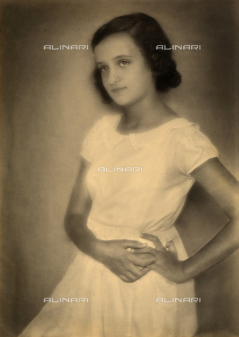 AVQ-A-000762-0004 - Dall'album "Mariolina"; ritratto di adolescente con abito bianco - Data dello scatto: 1930 ca. - Archivi Alinari, Firenze