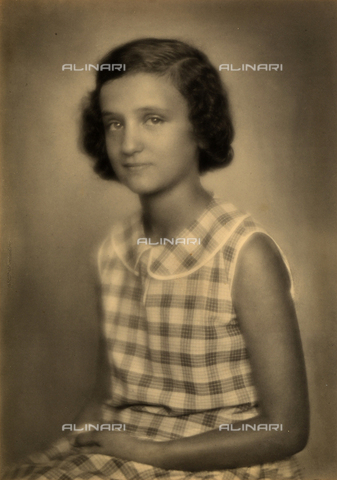 AVQ-A-000762-0005 - Dall'album "Mariolina"; ritratto di adolescente - Data dello scatto: 1930 ca. - Archivi Alinari, Firenze