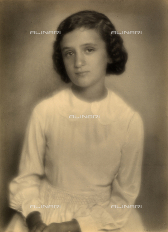 AVQ-A-000762-0006 - Dall'album "Mariolina"; ritratto di adolescente con abito bianco - Data dello scatto: 1930 ca. - Archivi Alinari, Firenze