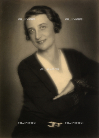 AVQ-A-000762-0007 - Dall'album "Mariolina"; ritratto femminile - Data dello scatto: 1930 ca. - Archivi Alinari, Firenze