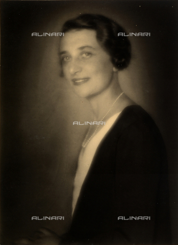 AVQ-A-000762-0008 - Dall'album "Mariolina"; ritratto femminile a tre quarti di figura - Data dello scatto: 1930 ca. - Archivi Alinari, Firenze