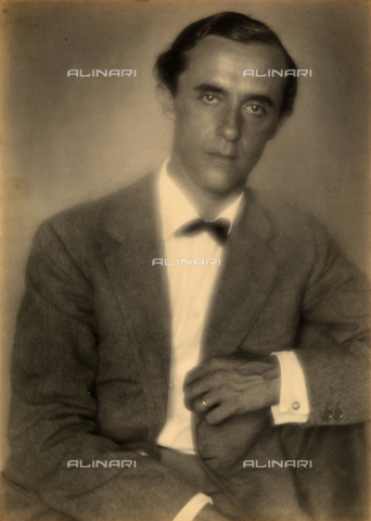 AVQ-A-000762-0009 - Dall'album "Mariolina"; ritratto maschile - Data dello scatto: 1930 ca. - Archivi Alinari, Firenze