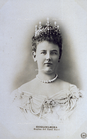 AVQ-A-000806-0052 - Half-length portrait of the Queen of the Low Countries Wilhelmina of Orange-Nassau - Date of photography: 1900 ca. - Alinari Archives, Florence