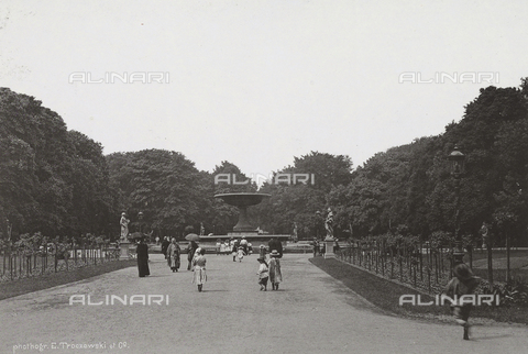 AVQ-A-000879-0016 - Garden of Saxony, Warsaw, Poland - Date of photography: 1903 - Alinari Archives, Florence