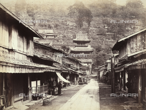 AVQ-A-000887-0005 - Veduta della Strada del Tempio nella vecchia Nagasaki. - Data dello scatto: 1863-1877 - Archivi Alinari, Firenze