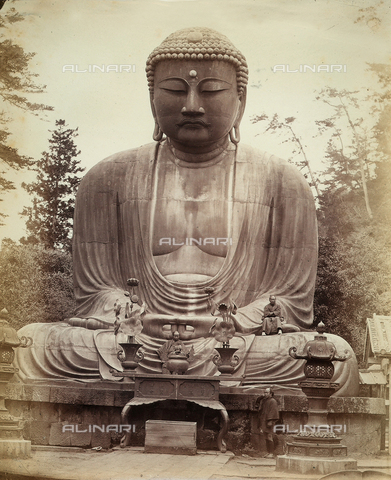 AVQ-A-000887-0024 - Immagine della statua del Grande Buddha Daibutsu nei giardini del Tempio Kotokuin a Kamakura. Ai piedi della statua sono ritratti tre fedeli. - Data dello scatto: 1863-1877 - Archivi Alinari, Firenze