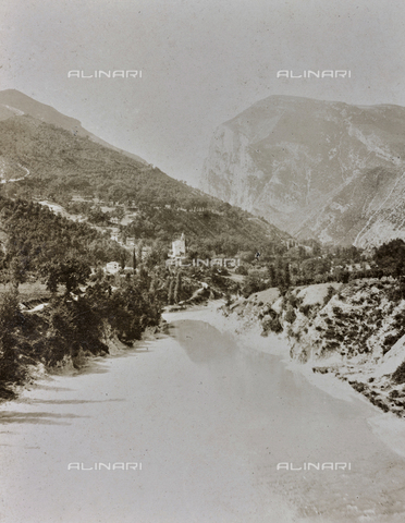 AVQ-A-000921-0002 - View of the town of Sant'Anna del Furlo with the church - Date of photography: 08-09/1899 - Alinari Archives, Florence