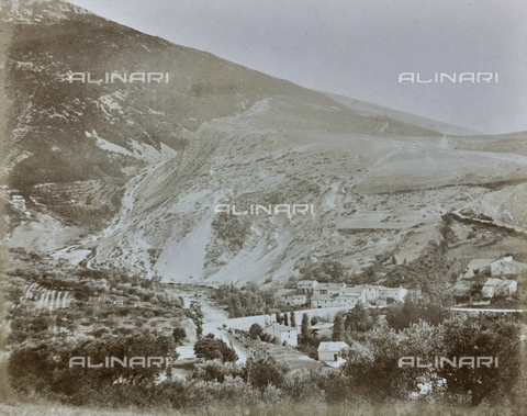 AVQ-A-000921-0015 - View of Mount Penna near Gualdo Tadino - Date of photography: 08-09/1899 - Alinari Archives, Florence
