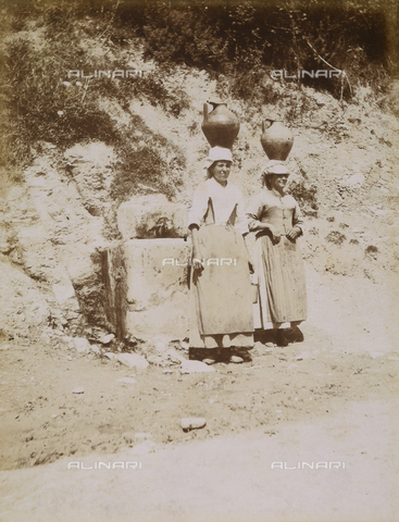 AVQ-A-000921-0020 - Umbrian farmers at a spring - Date of photography: 1899 - Gabba Raccolta Acquisto / Alinari Archives, Florence