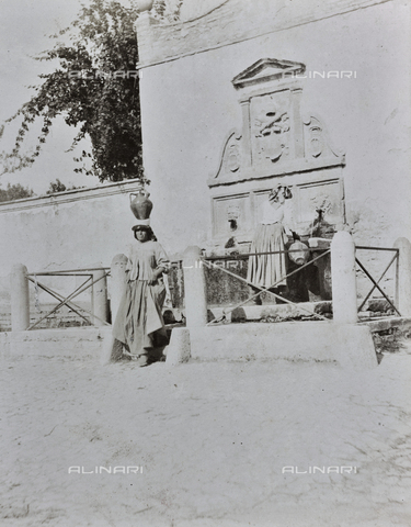 AVQ-A-000921-0022 - Women filling water pitchers in the Sant'Eraclio Fontana, a hamlet of Foligno - Date of photography: 08-09/1899 - Alinari Archives, Florence