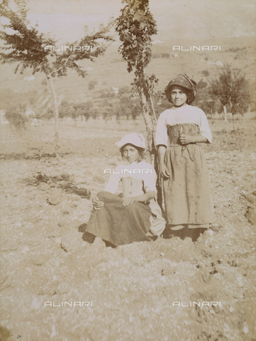 AVQ-A-000921-0035 - Portrait of young Umbrian farmers - Date of photography: 1899 - Gabba Raccolta Acquisto / Alinari Archives, Florence