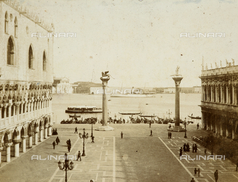 AVQ-A-000921-0060 - Animated view of Piazzetta San Marco, Venice - Date of photography: 1898-1899 - Alinari Archives, Florence