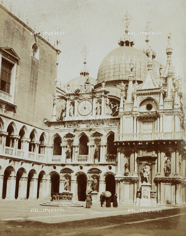AVQ-A-000921-0063 - Animated view of Palazzo Ducale's court, Venice - Date of photography: 1898-1899 - Gabba Raccolta Acquisto / Alinari Archives, Florence