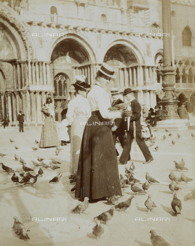 AVQ-A-000921-0065 - Women photographed in Piazza San Marco, Venice - Date of photography: 1898-1899 - Gabba Raccolta Acquisto / Alinari Archives, Florence