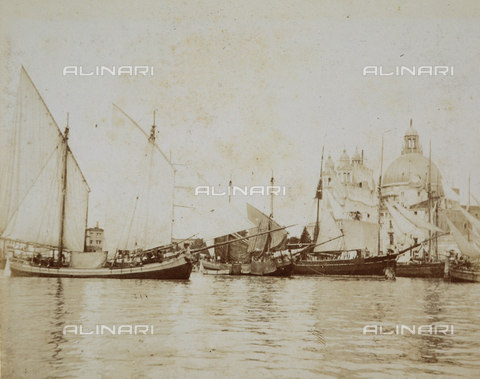 AVQ-A-000921-0069 - View of sailboats at the lagoon, Venice - Date of photography: 1898-1899 - Gabba Raccolta Acquisto / Alinari Archives, Florence