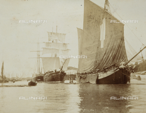 AVQ-A-000921-0071 - View of sailboats at the lagoon, Venice - Date of photography: 1898-1899 - Gabba Raccolta Acquisto / Alinari Archives, Florence