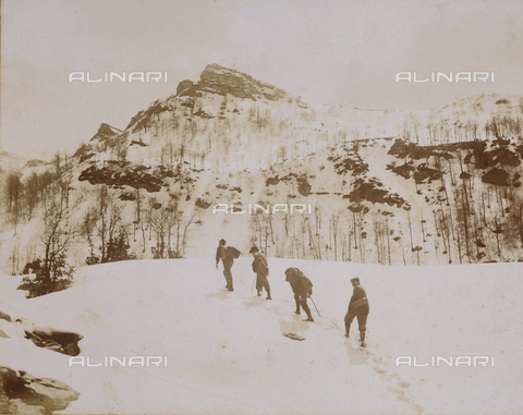 AVQ-A-000921-0077 - Group of men acending the Corno alle Scale in the Bolognese Apennine - Date of photography: 1898-1899 - Gabba Raccolta Acquisto / Alinari Archives, Florence