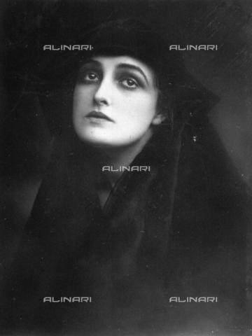 AVQ-A-000938-0025 - Half-length portrait of the film actress Fern Andra - Date of photography: 1910-1920 ca. - Verchi Marialieta Collection / Alinari Archives, Florence