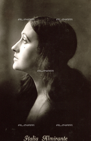 AVQ-A-000938-0037 - Half-length portrait in profile of the film actress Italia Almirante - Date of photography: 1910-1920 ca. - Verchi Marialieta Collection / Alinari Archives, Florence