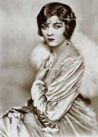 AVQ-A-000938-0077 - Three-quarter-length portrait of the movie actress Alice Terry wrapped in an elegant fur trimmed cape - Date of photography: 1930-1940 ca. - Verchi Marialieta Collection / Alinari Archives, Florence
