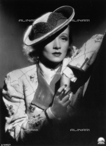 AVQ-A-000938-0103 - Ritratto a mezzo busto della celebre attrice cinematografica tedesca Marlene Dietrich - Data dello scatto: 1930-1940 ca. - Verchi Marialieta Collezione / Archivi Alinari, Firenze