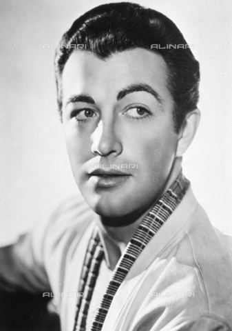 AVQ-A-000938-0112 - Half-length portrait of the celebrated American film star Robert Taylor - Date of photography: 1930-1940 ca. - Verchi Marialieta Collection / Alinari Archives, Florence