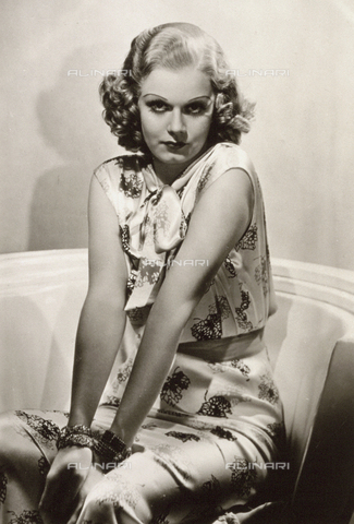 AVQ-A-000938-0113 - Three-quarter-length portrait of the celebrated American film star Jean Harlow - Date of photography: 1930-1940 ca. - Verchi Marialieta Collection / Alinari Archives, Florence