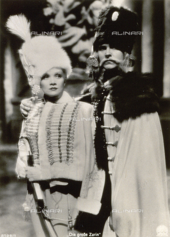 AVQ-A-000938-0134 - Marlene Dietrich and Gavin Gordon in costume on the set of the film 'The Empress Catherine' - Date of photography: 1934 - Verchi Marialieta Collection / Alinari Archives, Florence