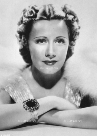 AVQ-A-000938-0140 - Half-length portrait of the film star Irene Dunne - Date of photography: 1930-1940 ca. - Verchi Marialieta Collection / Alinari Archives, Florence