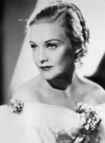 AVQ-A-000938-0144 - Half-length portrait of the film star Madeleine Carroll - Date of photography: 1930-1940 ca. - Verchi Marialieta Collection / Alinari Archives, Florence