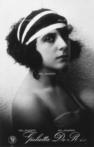 AVQ-A-000938-0172 - Ritratto a mezzo busto dell'attrice teatrale Giulietta De Riso - Data dello scatto: 1920-1930 ca. - Verchi Marialieta Collezione / Archivi Alinari, Firenze