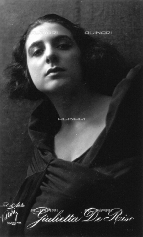 AVQ-A-000938-0173 - Ritratto a mezzo busto dell'attrice teatrale Giulietta De Riso - Data dello scatto: 192-1930 ca. - Verchi Marialieta Collezione / Archivi Alinari, Firenze