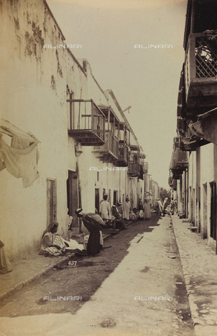 AVQ-A-000946-0086 - Veduta animata di una strada di Biskra - Data dello scatto: 1870-1890 - Archivi Alinari, Firenze