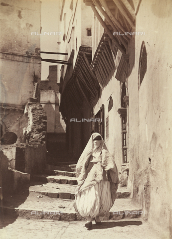 AVQ-A-000946-0091 - Woman in traditional dress on a street in Algiers - Date of photography: 1850-1900 - Alinari Archives, Florence