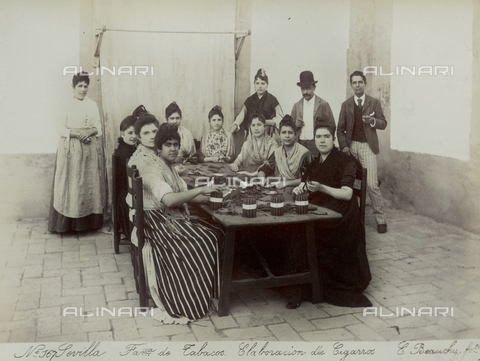 AVQ-A-000956-0054 - Group of Spanish women who work tobacco - Date of photography: 1880 ca. - Alinari Archives, Florence