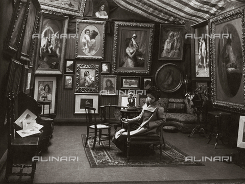 AVQ-A-001055-0004 - Waiting room of the photographic plant Alinari. On the walls there are numerous reproductions of paintings, including "La Madonnina" by Roberto Ferruzzi - Date of photography: 1905 ca. - Alinari Archives, Florence