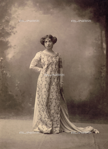 AVQ-A-001055-0011 - Scene from 'Francesca da Rimini', played at the Arena Nazionale - the damsel of Francesca - Date of photography: 1901 - Alinari Archives, Florence
