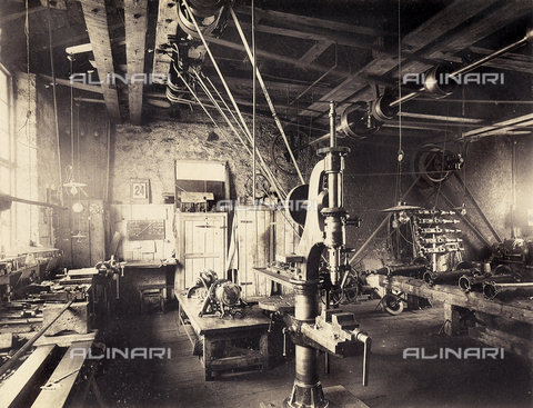 AVQ-A-001321-0017 - Construction of Worcheiner Tunnels, begun in 1897. The tunnel connected the general plan to Trieste. The image shows the inside of a machine repair workshop. The album was commissioned by the Friulian entrepreneur Giacomo Ceconi from Montececon - Date of photography: 1905 ca. - Alinari Archives, Florence