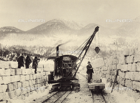 AVQ-A-001321-0020 - Construction of Worcheiner Tunnels, begun in 1897. The tunnel connected the general plan to Trieste. The image shows a group of workers loading blocks of stone on the sides of the rail. The album was commissioned by the Friulian entrepreneur Giacomo Ceconi from Montececon - Date of photography: 1905 ca. - Alinari Archives, Florence