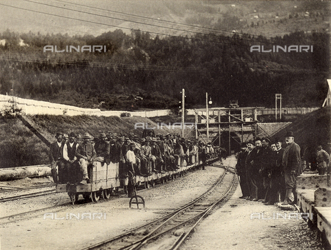 AVQ-A-001321-0021 - Construction of Worcheiner Tunnels, begun in 1897. The tunnel connected the general plan to Trieste. The image shows workers at the entrance of the tunnel at end of a work shift The album was commissioned by the Friulian entrepreneur Giacomo Ceconi from Montececon - Date of photography: 1905 ca. - Alinari Archives, Florence